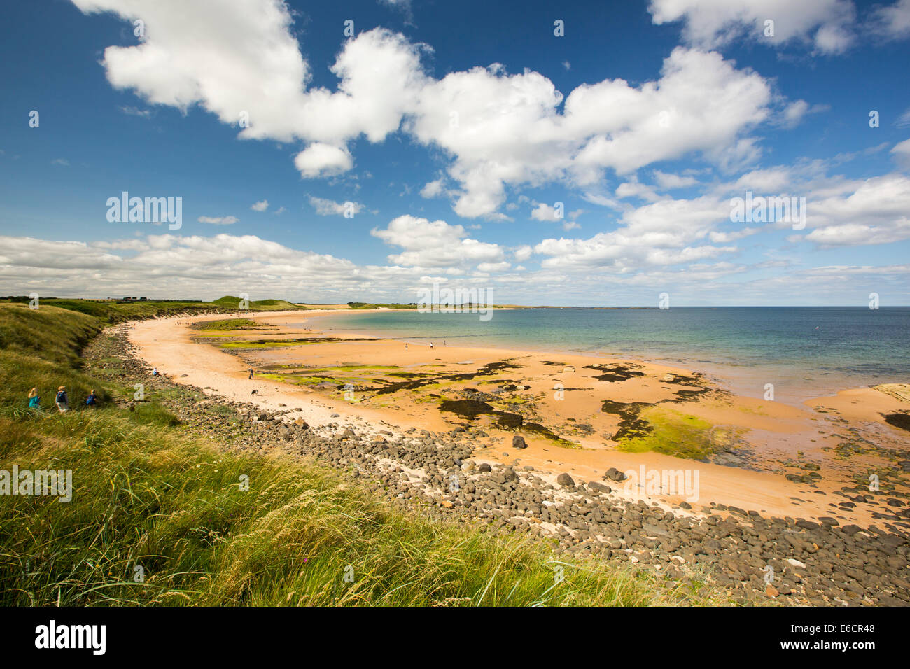 Dunstanburgh Strand in Northumberland, UK, mit Blick auf niedrige Newton Stockfoto