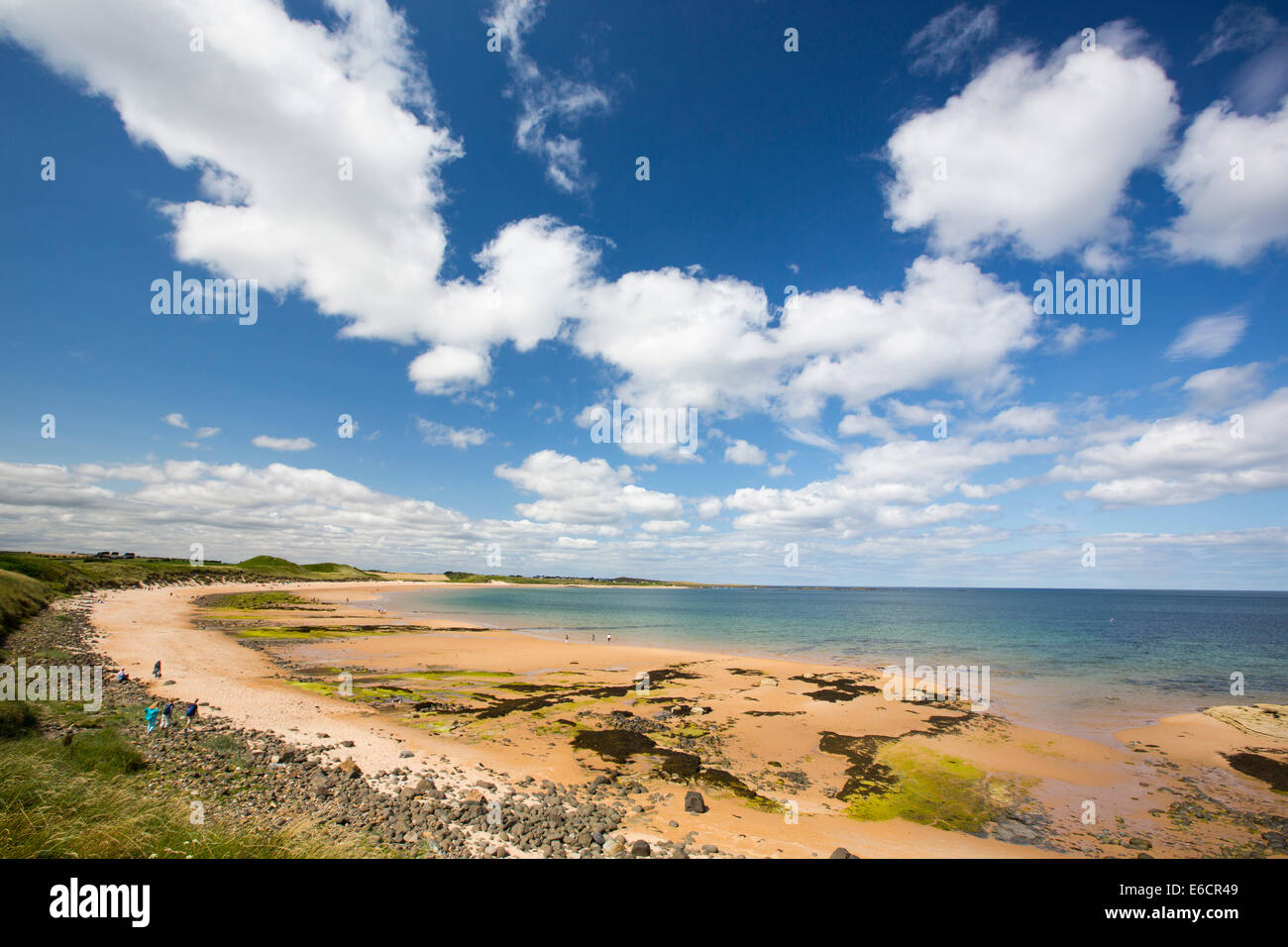 Dunstanburgh Strand in Northumberland, UK, mit Blick auf niedrige Newton Stockfoto