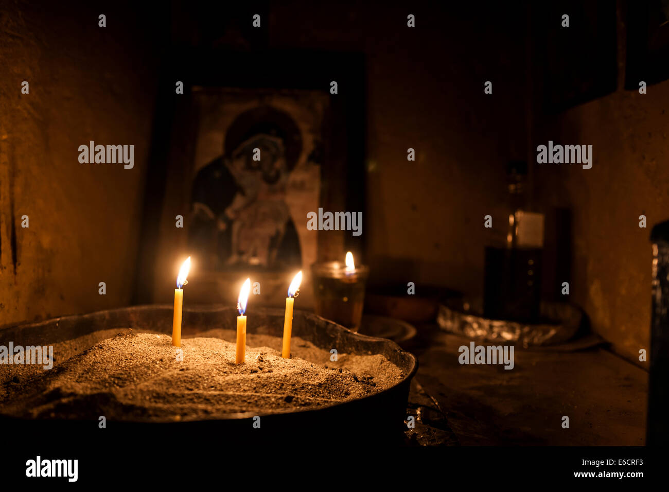 Christliche orthodoxe Jungfrau Maria und Kerzen Stockfoto