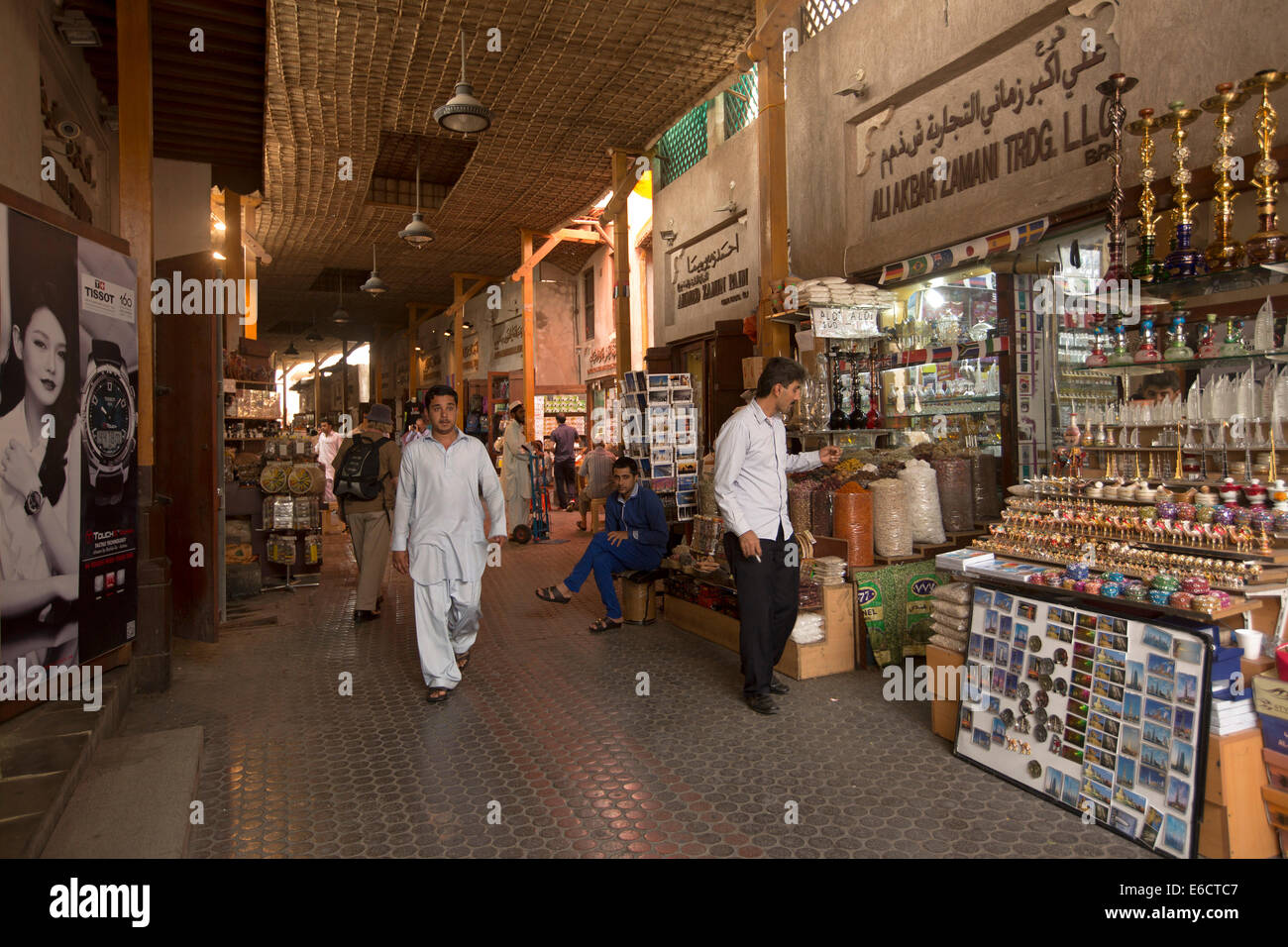 Stände und Shopper in traditionellen Souk Markt im alten historischen Bereich der Stadt Dubai VAE Stockfoto