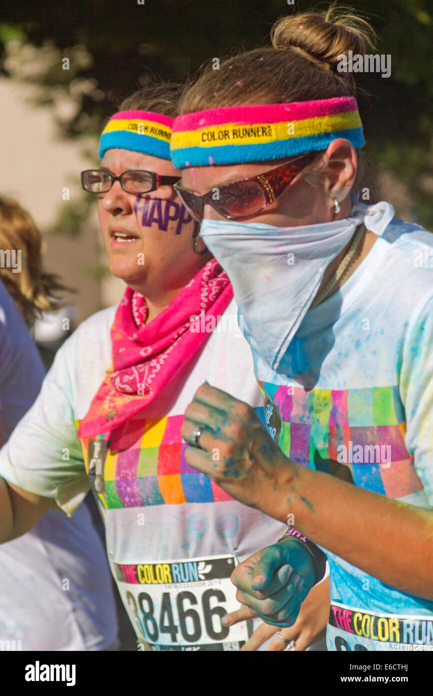 Asheville, North Carolina, USA - 26. Juli 2014: Zwei Frauen laufen in Asheville Farbe laufen, einer davon mit einem Bandana über ihre fa Stockfoto