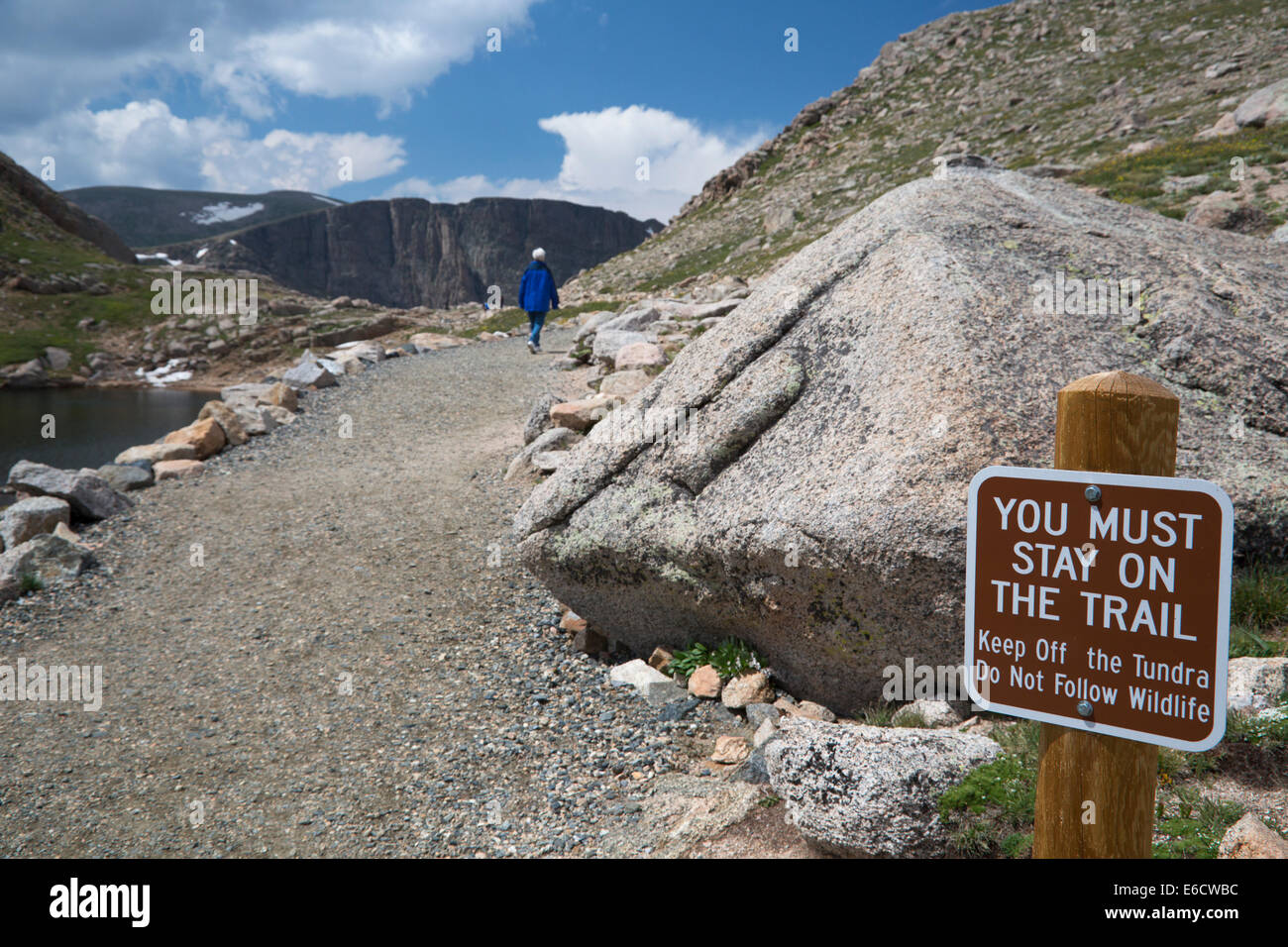 Idaho Springs, Colorado - ein Wanderer auf einem Wanderweg in der Nähe von Summit Lake auf Mt. Evans. Stockfoto
