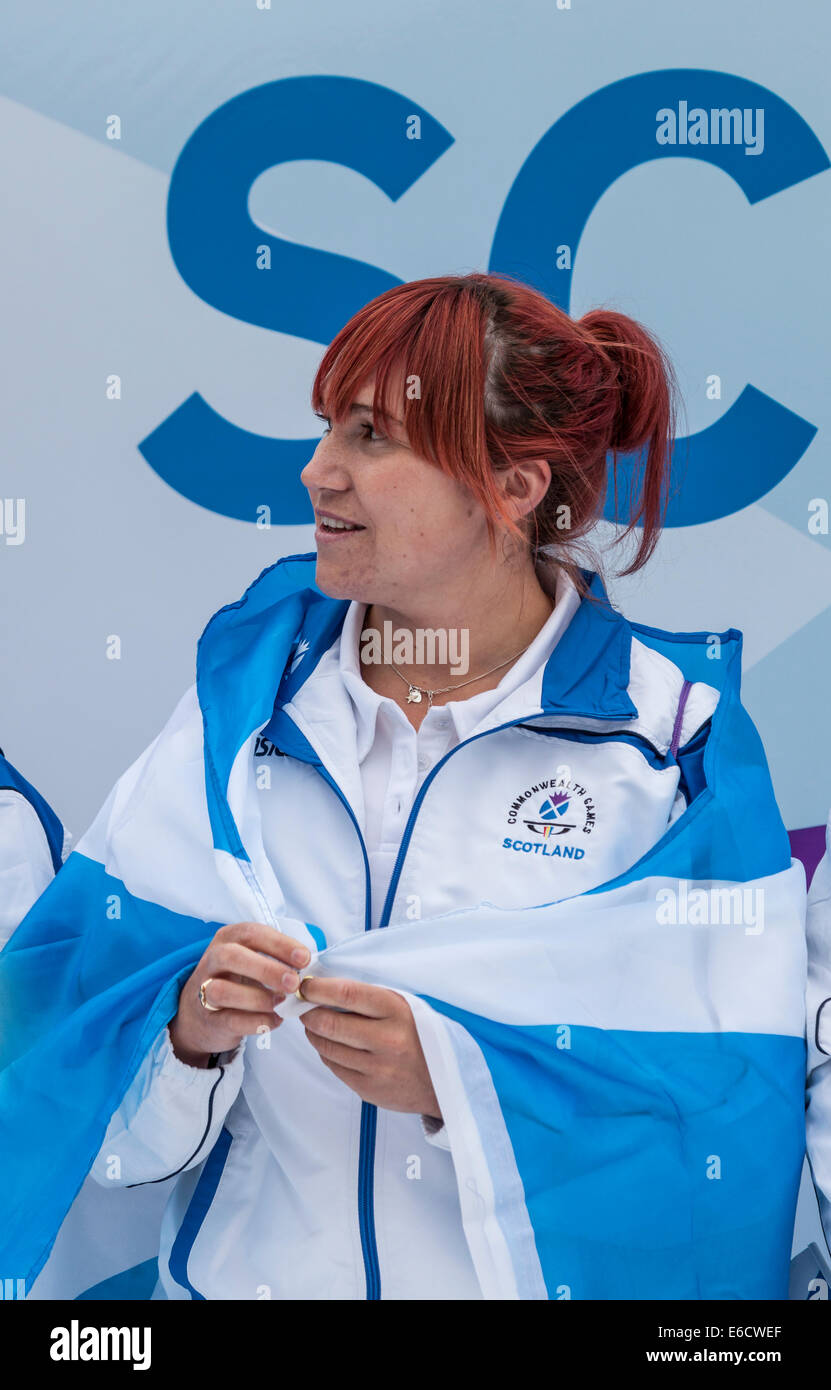 Kirsty Law, Diskuswerfer, eingehüllt in Saltire in George Square am Ende der Parade Team Schottland durch Glasgow. Stockfoto