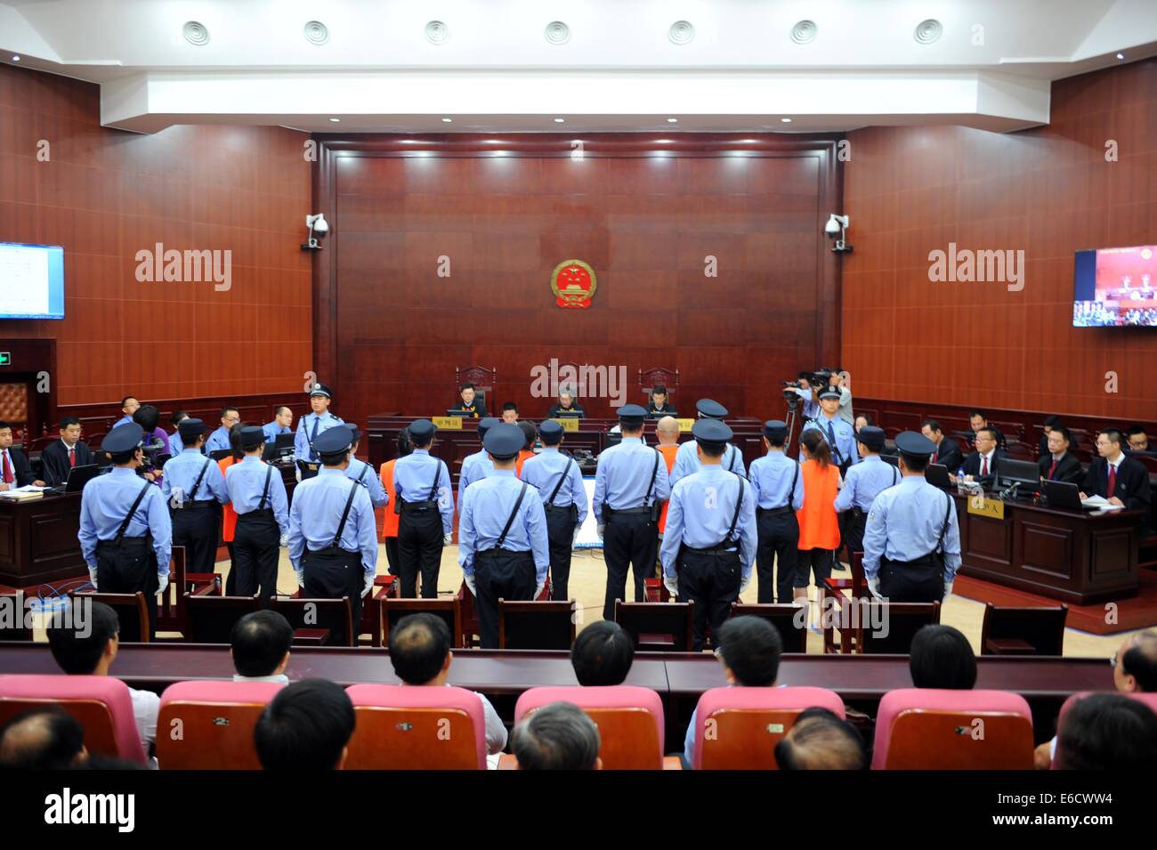 Yantai. 21. August 2014. Fünf Kultmitglieder Zhang Fan Zhang Lidong, Lyu Yingchun, Zhang hängen und Zhang Qiaolian verhandlungsfähig wegen Mordes angeklagt in Yantai mittleren Volksgericht in Yantai Stadt, Ost-China Shandong Provinz, 21. August 2014. Eine Frau, die namens Wu totgeschlagen wurde am 28. Mai bei McDonald's-Filiale in Zhaoyuan Stadt, Yantai, nachdem sie sich geweigert, ihre Telefonnummer, den Verdächtigen geben, die angeblich versuchten, neue Mitglieder für ihren Kult Quannengshen, gewinnen, d.h. "der Allmächtige Gott." Bildnachweis: Xinhua/Alamy Live-Nachrichten Stockfoto