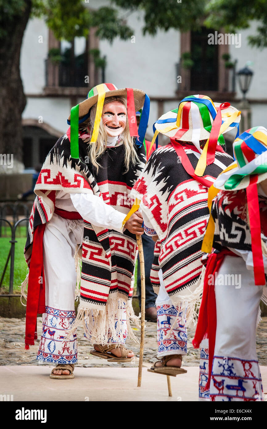 Purepecha Tänzer den beliebten Tanz der alten Männer auf der Plaza in Patzcuaro, Michoacan, Mexiko. Stockfoto