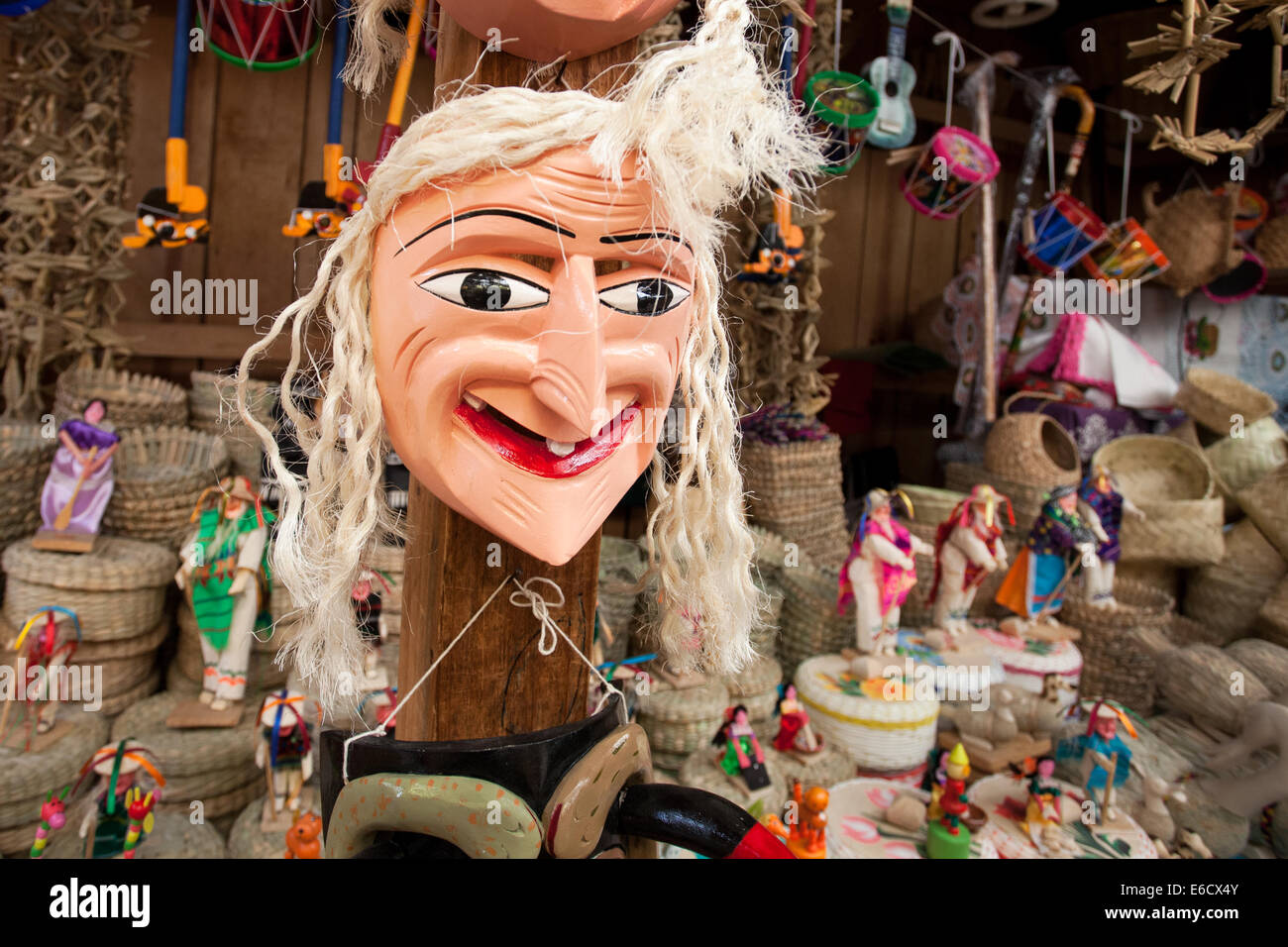Bisschen ein bad Hair Day für eine Maske, die in der beliebten alte Tanz auf einem Markt in Patzcuaro, Michoacan, Mexiko verwendet wird. Stockfoto