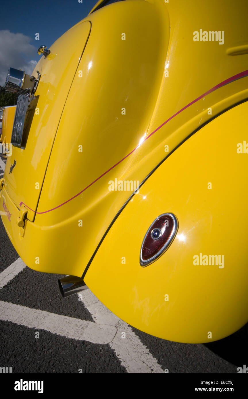 Ford Pop-Hot-Rod Stangen beliebte Anglia leuchtend gelbe Auto Autos Lamellen Luftschlitz louvered Grill vorne Stockfoto