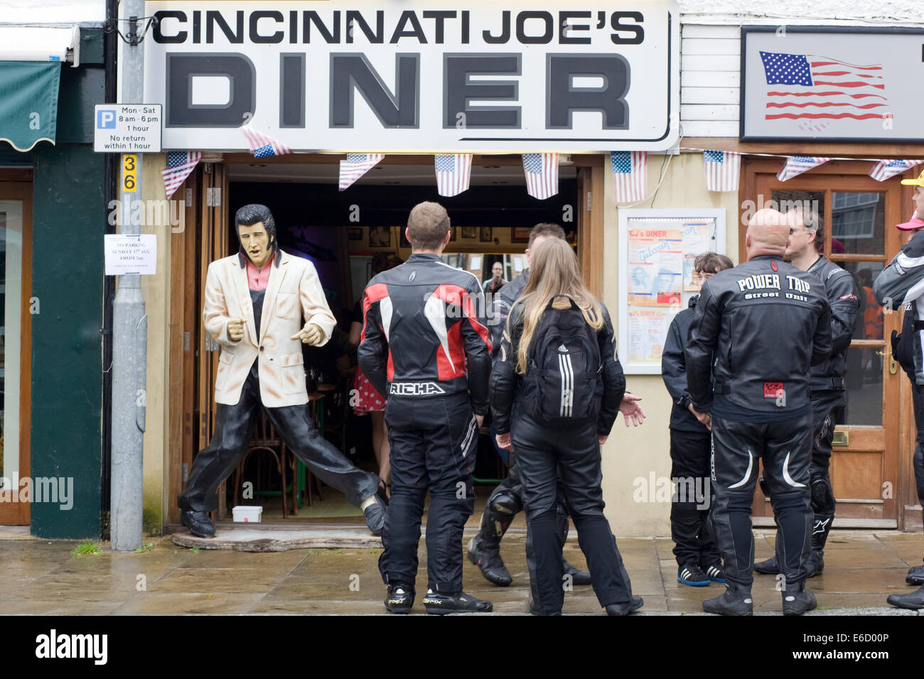 Elvis Presley-Statue an der Cincinnati Joes Diner mit Biker außerhalb Stockfoto