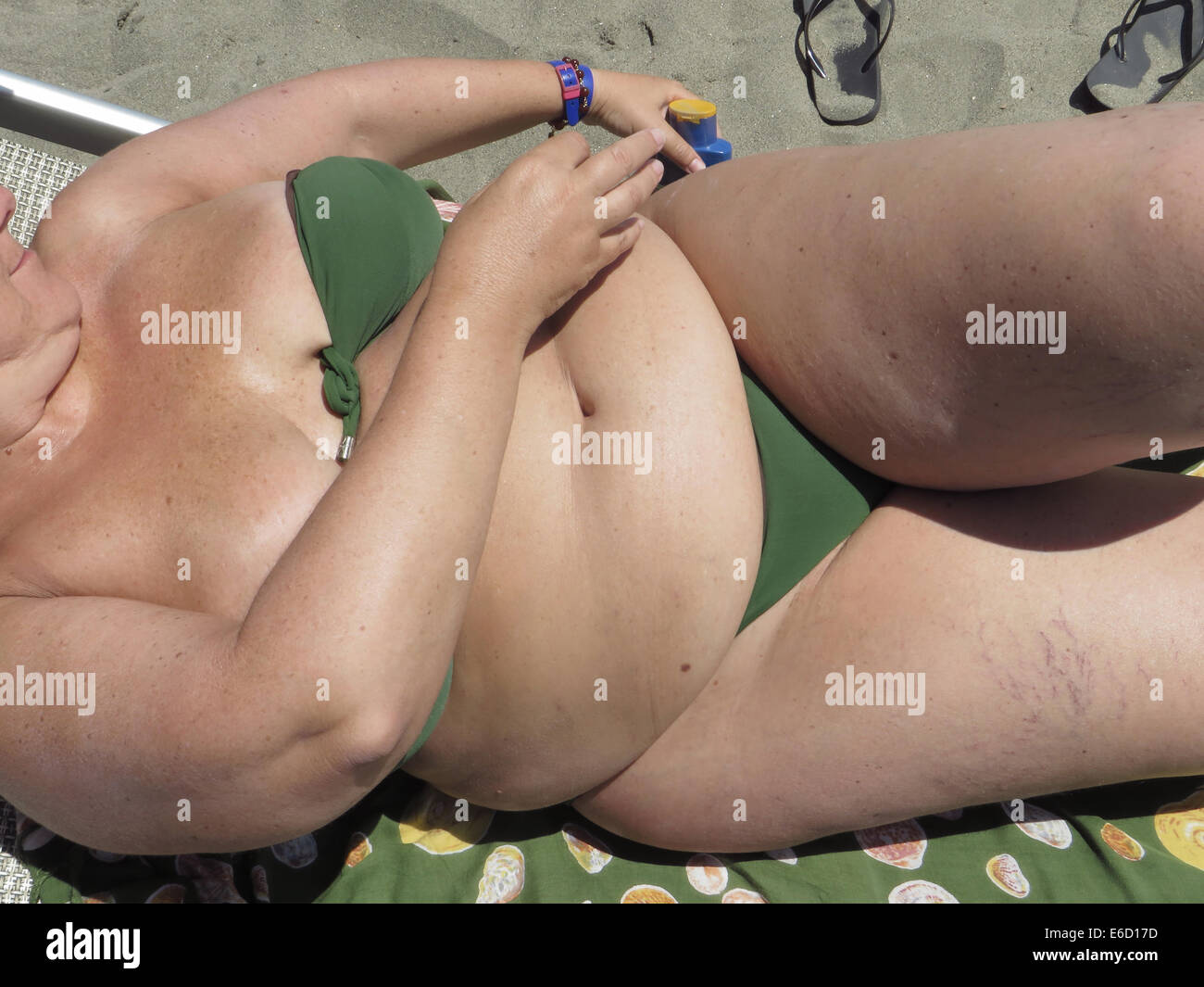 übergewichtige Frau mittleren Alters im bikini Stockfoto
