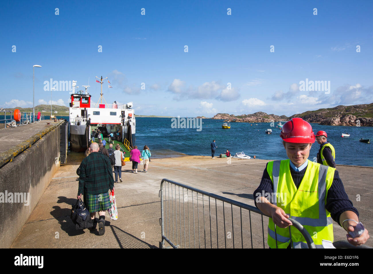 Queing Passagiere für die Iona Fähre um Fionnphort Isle of Mull, Schottland, mit Blick auf Iona. Stockfoto