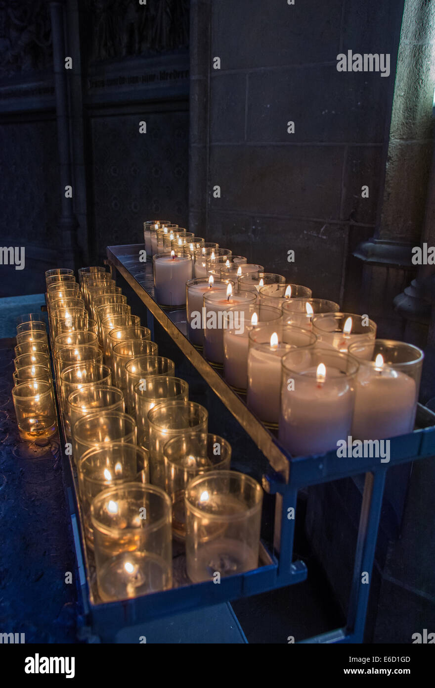 Ein Rack mit beleuchteten Denkmal Kerzen befindet sich auf der einen Seite der Kirche.   Ostende/Oostende, Belgien. Stockfoto