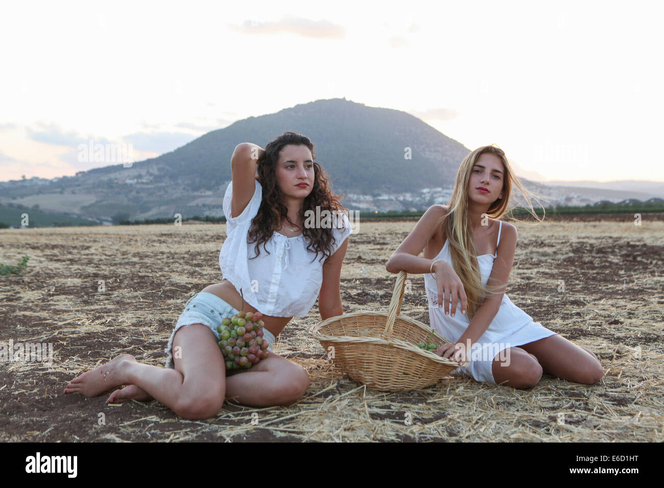 Junges Teenies Mädchen während der Ernte Model-Release verfügbar Stockfoto
