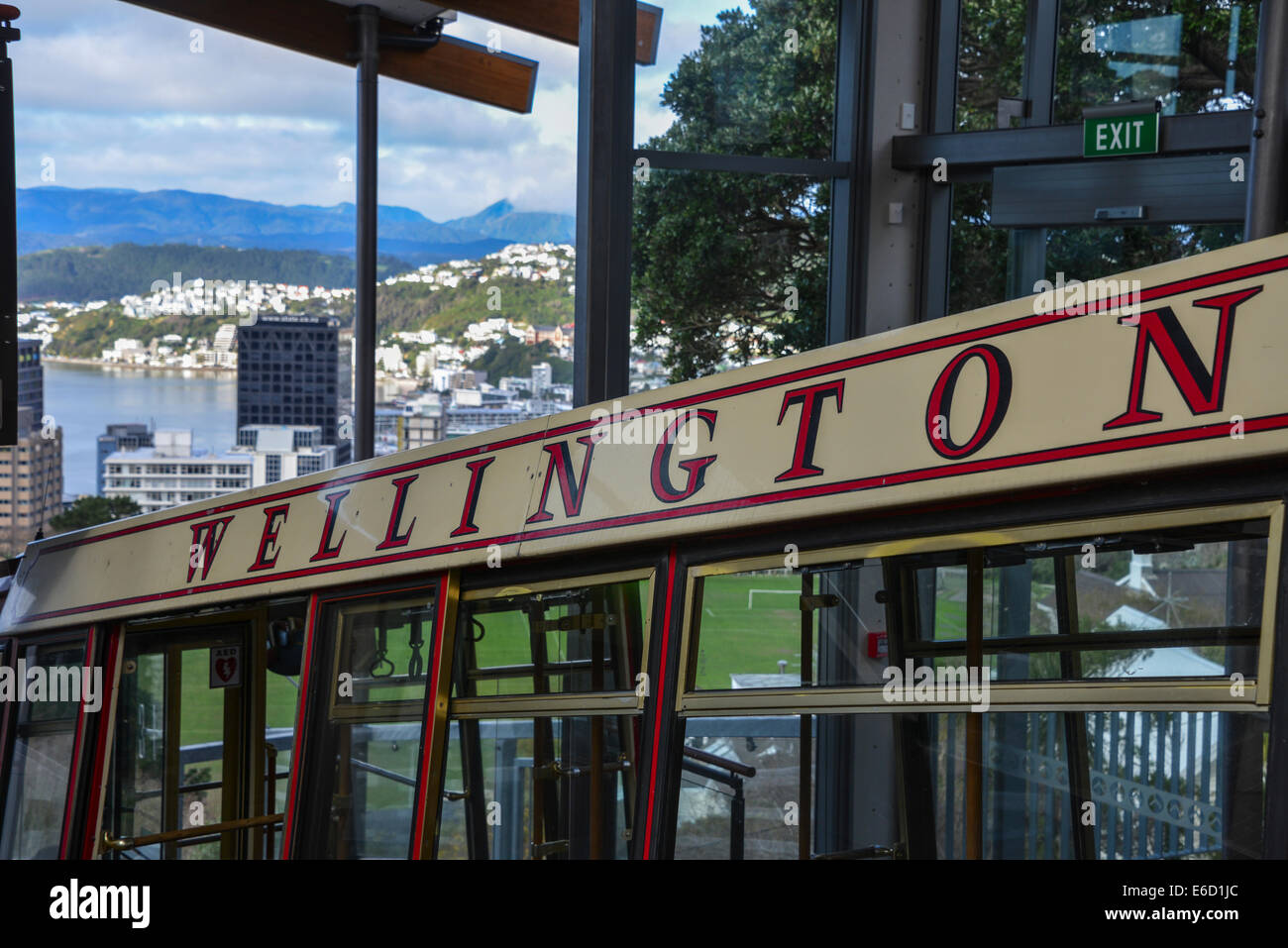 Wellington Cable Car Wellington Neuseeland Straßenbahn auf Spuren und Puffer von Wagen mit Wellington Zeichen und Blick auf die Bucht Stockfoto