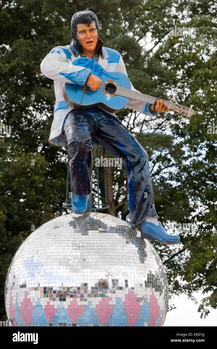 Elvis Presley-Statue auf einem silbernen Globus Messegelände fahren Stockfoto