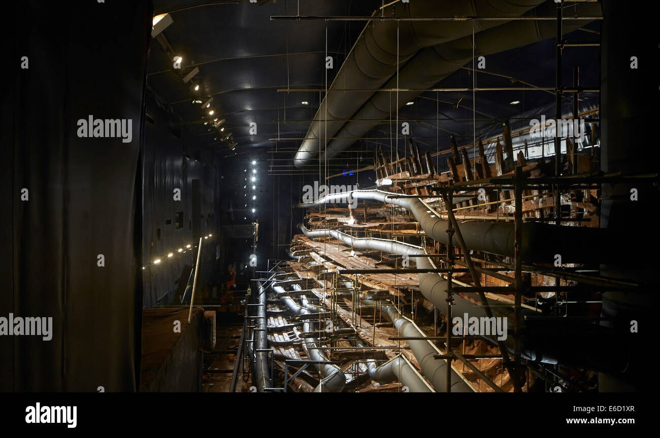 Die Mary Rose Museum, Portsmouth, Vereinigtes Königreich. Architekt: Pringle Brandon LLP, 2013. Deck Display in konditionierten Ausstellung g Stockfoto