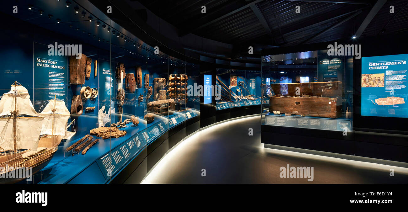 Die Mary Rose Museum, Portsmouth, Vereinigtes Königreich. Architekt: Wilkinson Eyre Architects, 2013. Ausstellungsgalerie mit Artefakt d Stockfoto