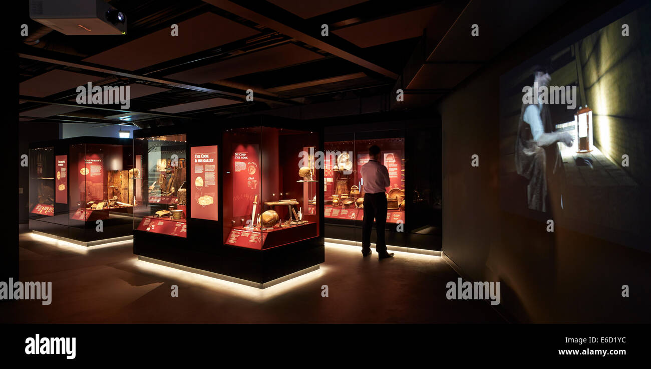 Die Mary Rose Museum, Portsmouth, Vereinigtes Königreich. Architekt: Wilkinson Eyre Architects, 2013. Ausstellungsgalerie mit Artefakt d Stockfoto