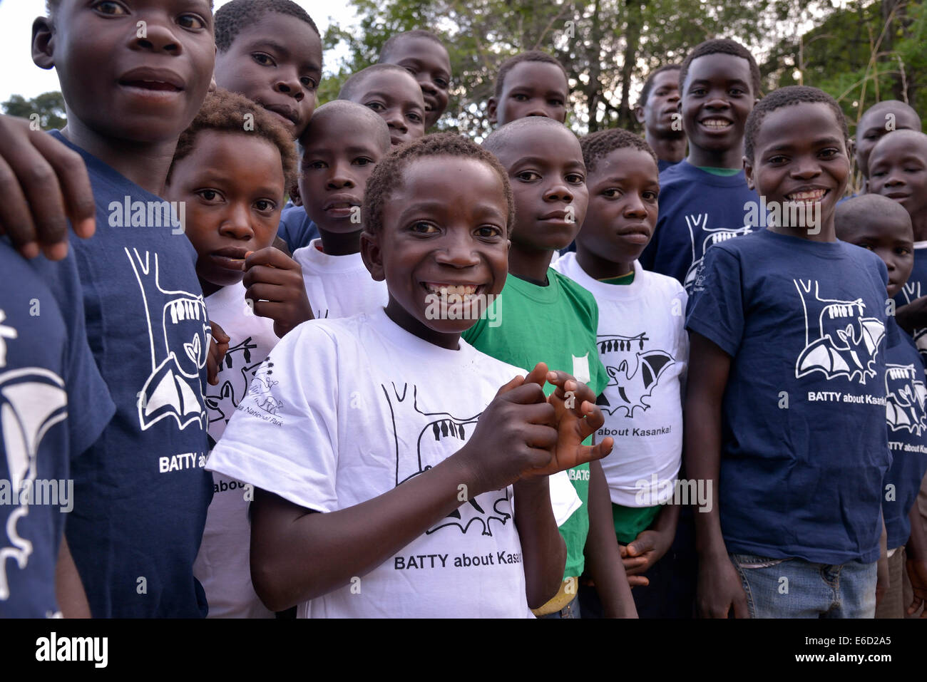 Kinder mit Flying Fox T-shirts bei einer Beobachtung von Palm Flughunde (Eidolon Helvum) Kasanka Nationalpark, Sambia Stockfoto