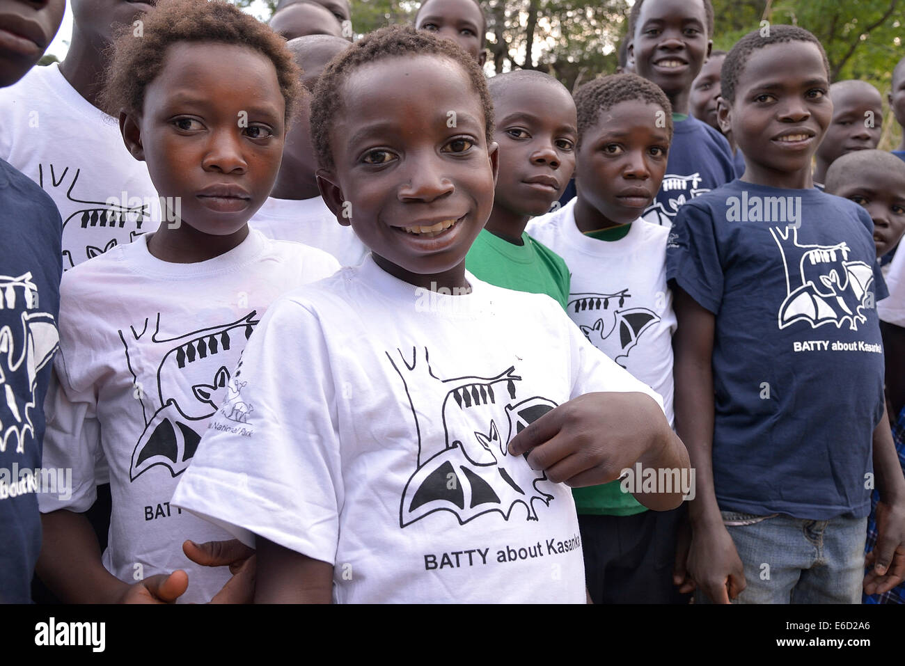 Kinder mit Flying Fox T-shirts bei einer Beobachtung von Palm Flughunde (Eidolon Helvum) Kasanka Nationalpark, Sambia Stockfoto