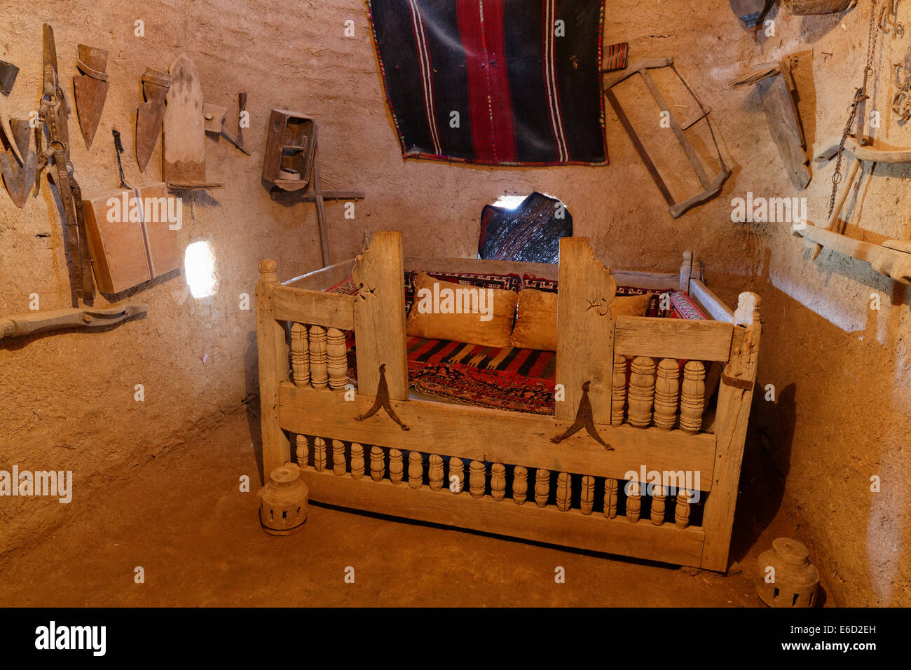 Bett in einem Trullo-Schlamm Haus, Harran, Şanlıurfa Provinz, südöstliche Anatolia Region Anatolien, Türkei Stockfoto