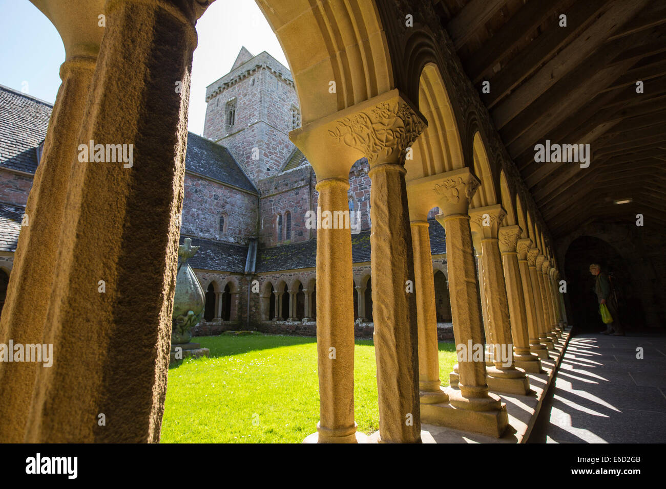 Sandsteinsäulen in Iona Abbey auf Iona, aus Mull, Schottland. Stockfoto