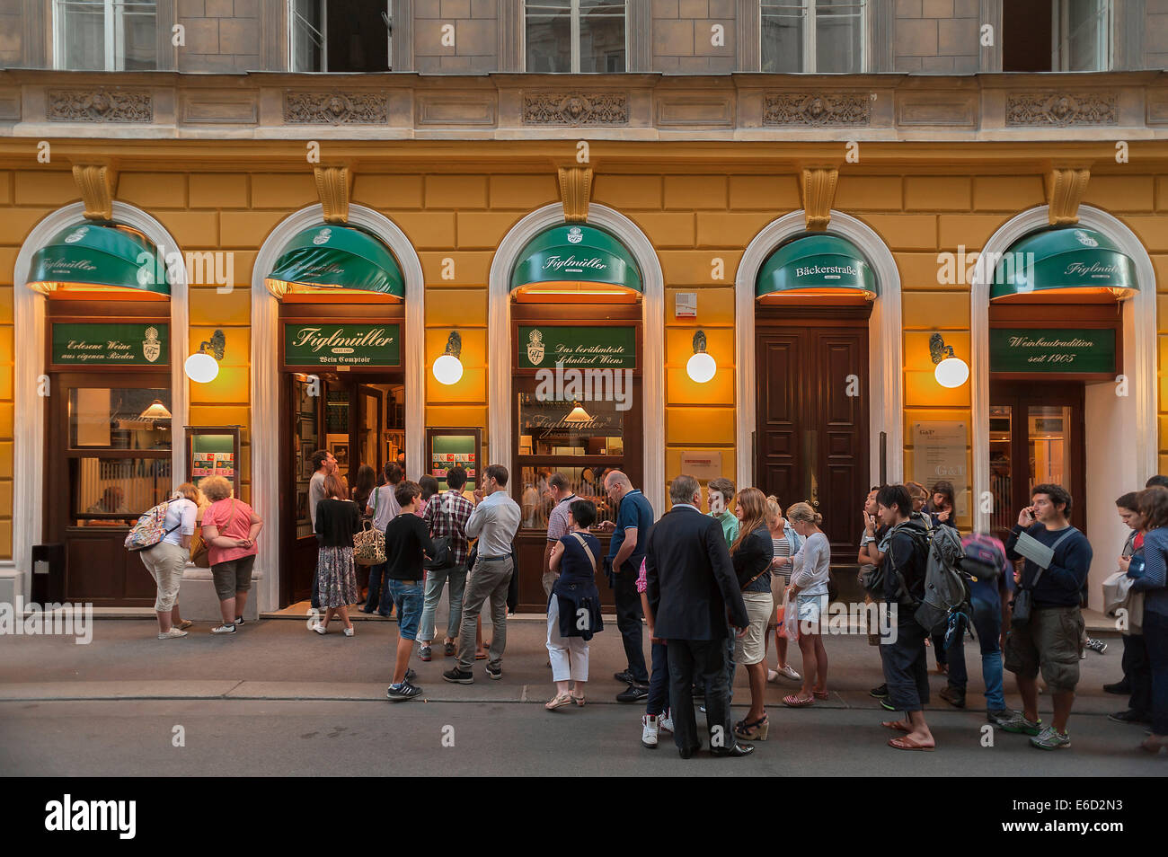 Touristen warten in langen Schlangen vor den berühmten Schnitzel Restaurant Figlmüller, Wien, Wiener, Österreich Stockfoto