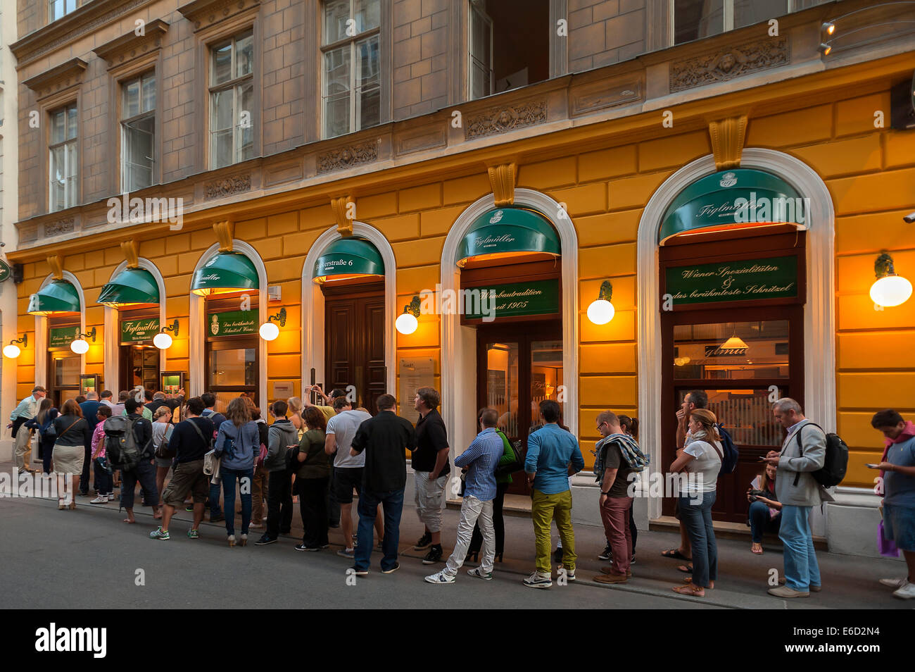 Touristen warten in langen Schlangen vor den berühmten Schnitzel Restaurant Figlmüller, Wien, Wiener, Österreich Stockfoto