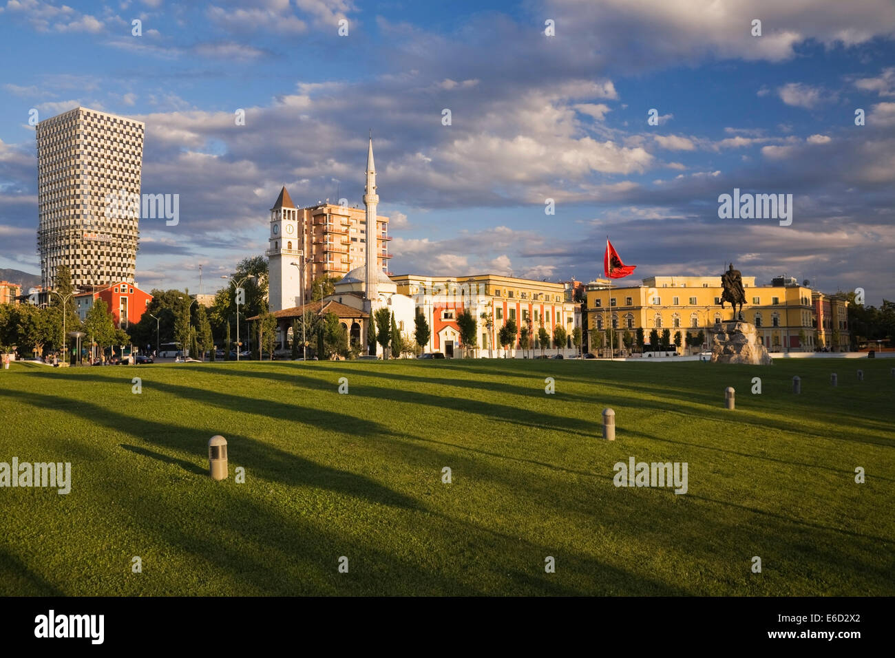 Skanderbeg-Platz, TID Turm links, Tirana, Albanien Stockfoto