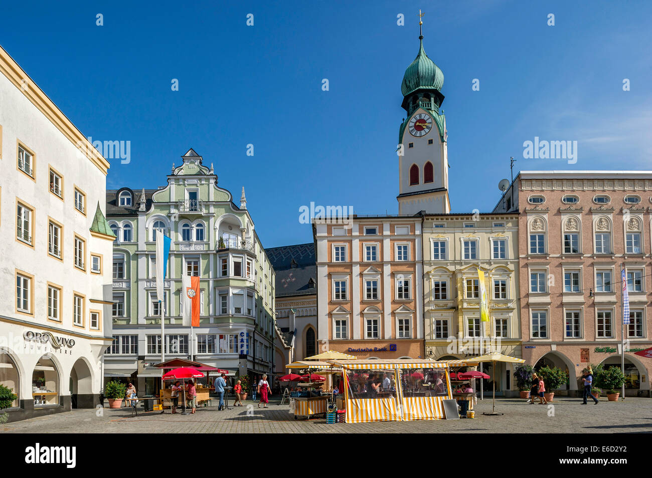 Häuser und die Pfarrkirche St. Nikolaus, Rosenheim, Max-Joseph-Platz, Upper Bavaria, Bavaria, Germany Stockfoto