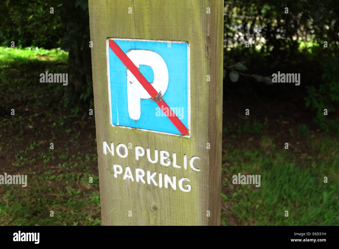 Öffentlicher Parkplatz Zeichen im Dorf. Stockfoto