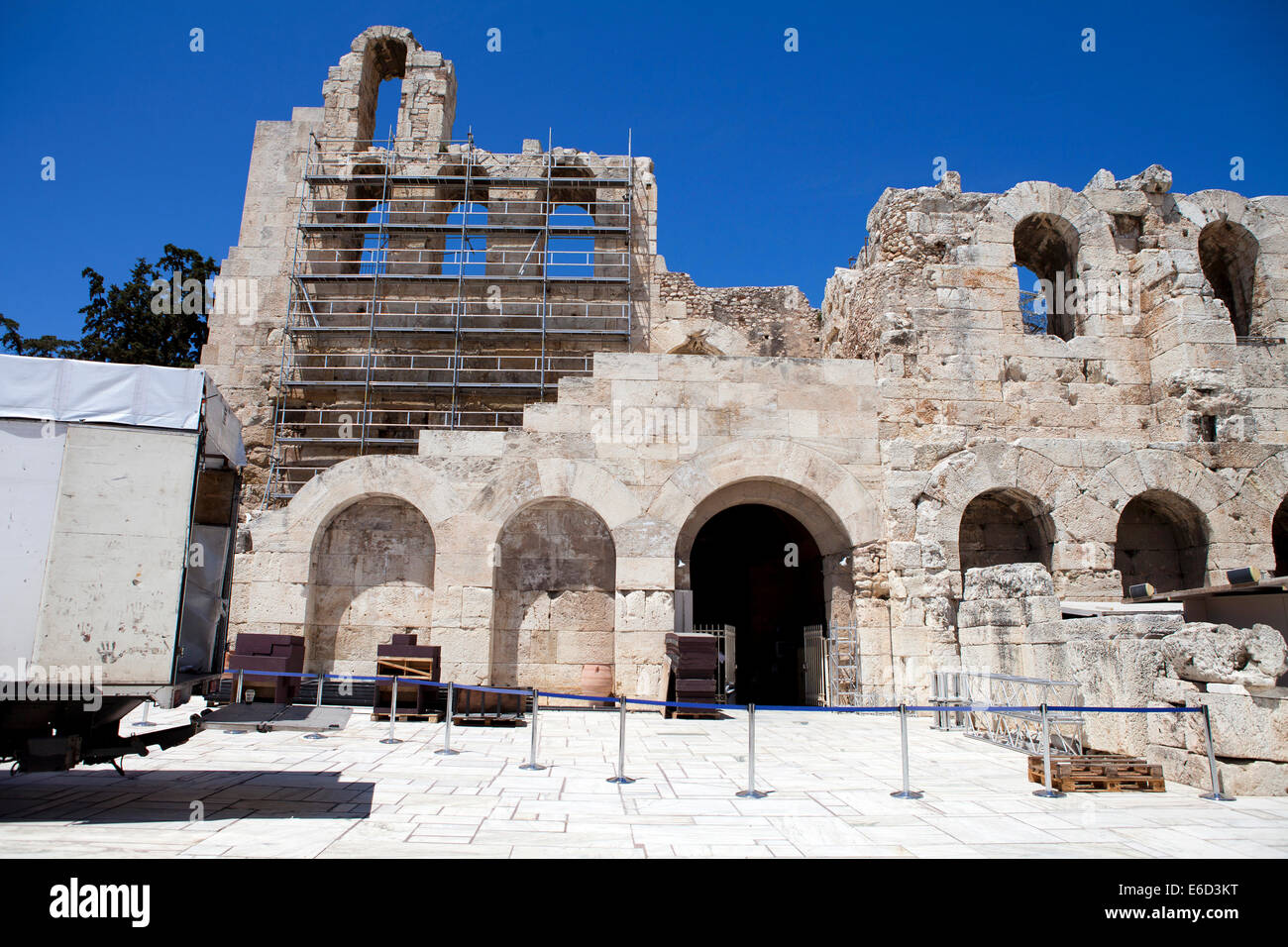 Theater des Herodes Atticus. Theater des Herodes Atticus, liefert ein Auto Requisiten für das Theaterstück Stockfoto