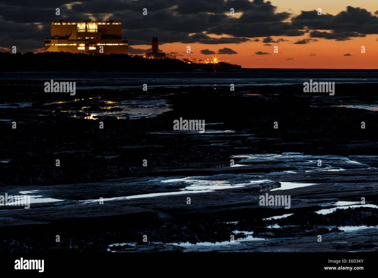 Hinkley Punkt "B" Kraftwerk, beleuchtet gegen Roter Himmel nach Sonnenuntergang. Stockfoto