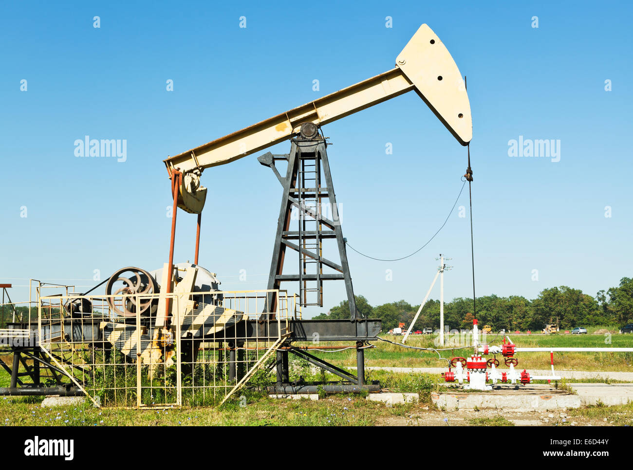 Öl-Extraktion von Bohrschwengels in Kaukasus-Region im Sommertag Stockfoto