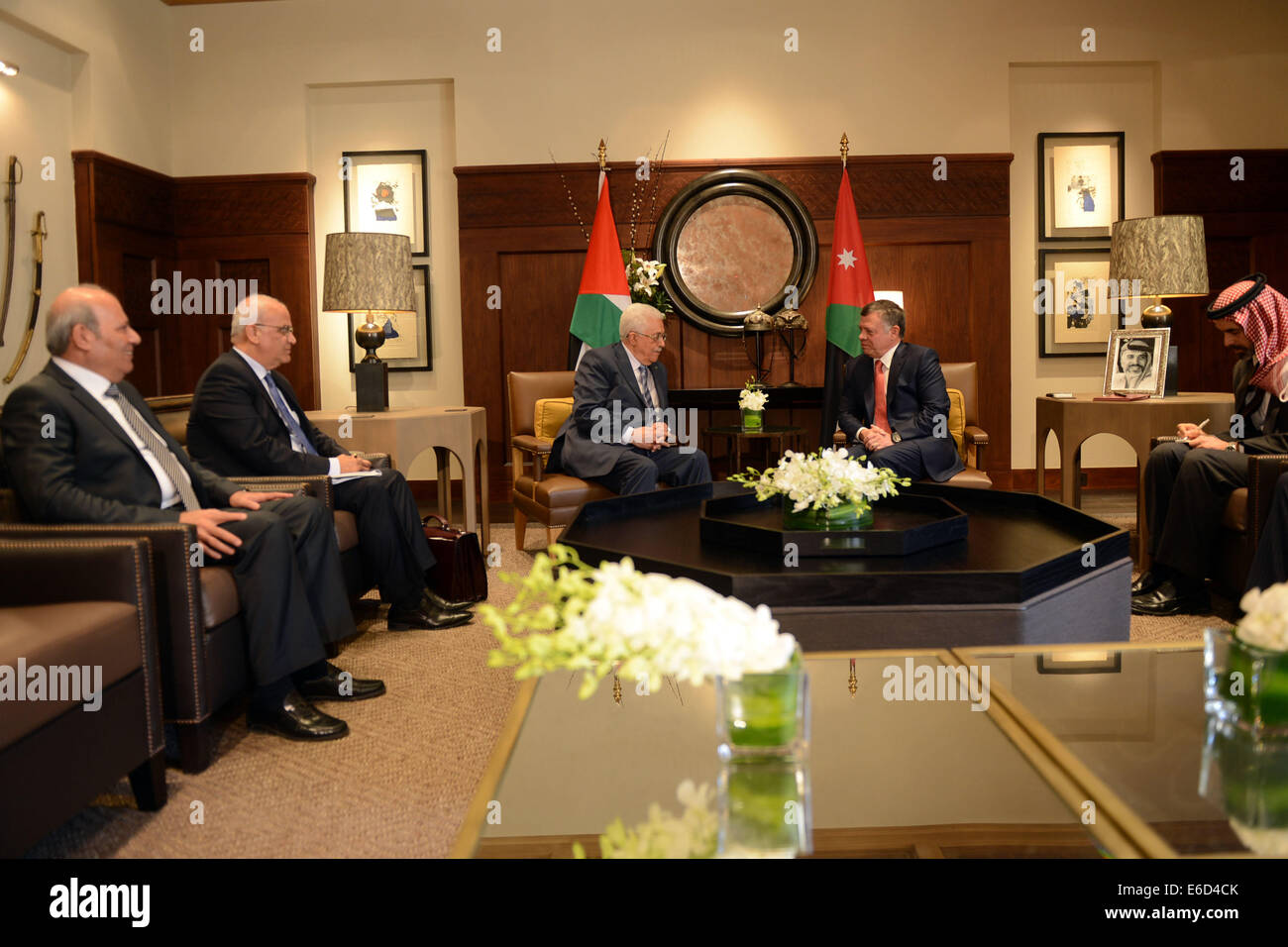 Amman, Amman, Jordanien. 20. August 2014. Palästinensischen Präsidenten Mahmud Abbas trifft sich mit König Abdullah II von Jordanien im königlichen Palast in Amman am 20. August 2014. Abbas wird für Gespräche mit dem Emir von Katar, Doha reisen und Hamas verbannt Führer Khaled Meshaal über die neuesten Entwicklungen bei den Verhandlungen in Kairo und '' Hilfe und Wiederaufbau '' im Gaza-Streifen, sagte der palästinensische Botschafter in Katar Credit: Thaer Ganaim/APA Bilder/ZUMA Draht/Alamy Live News Stockfoto