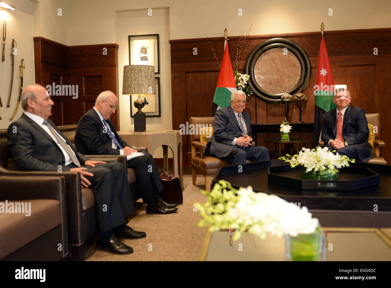 Amman, Amman, Jordanien. 20. August 2014. Palästinensischen Präsidenten Mahmud Abbas trifft sich mit König Abdullah II von Jordanien im königlichen Palast in Amman am 20. August 2014. Abbas wird für Gespräche mit dem Emir von Katar, Doha reisen und Hamas verbannt Führer Khaled Meshaal über die neuesten Entwicklungen bei den Verhandlungen in Kairo und '' Hilfe und Wiederaufbau '' im Gaza-Streifen, sagte der palästinensische Botschafter in Katar Credit: Thaer Ganaim/APA Bilder/ZUMA Draht/Alamy Live News Stockfoto