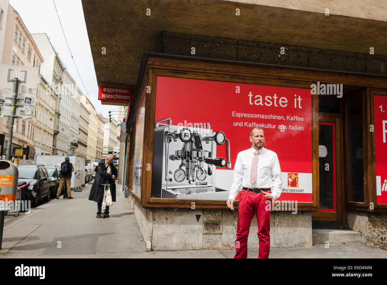 Rauchen Mann in roten Hosen in Frtont ein rotes Banner in Wien, Europa Stockfoto