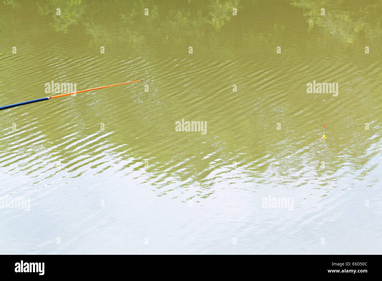 Angeln als Köder in einem ruhigen Fluss Kuban, Russland Stockfoto