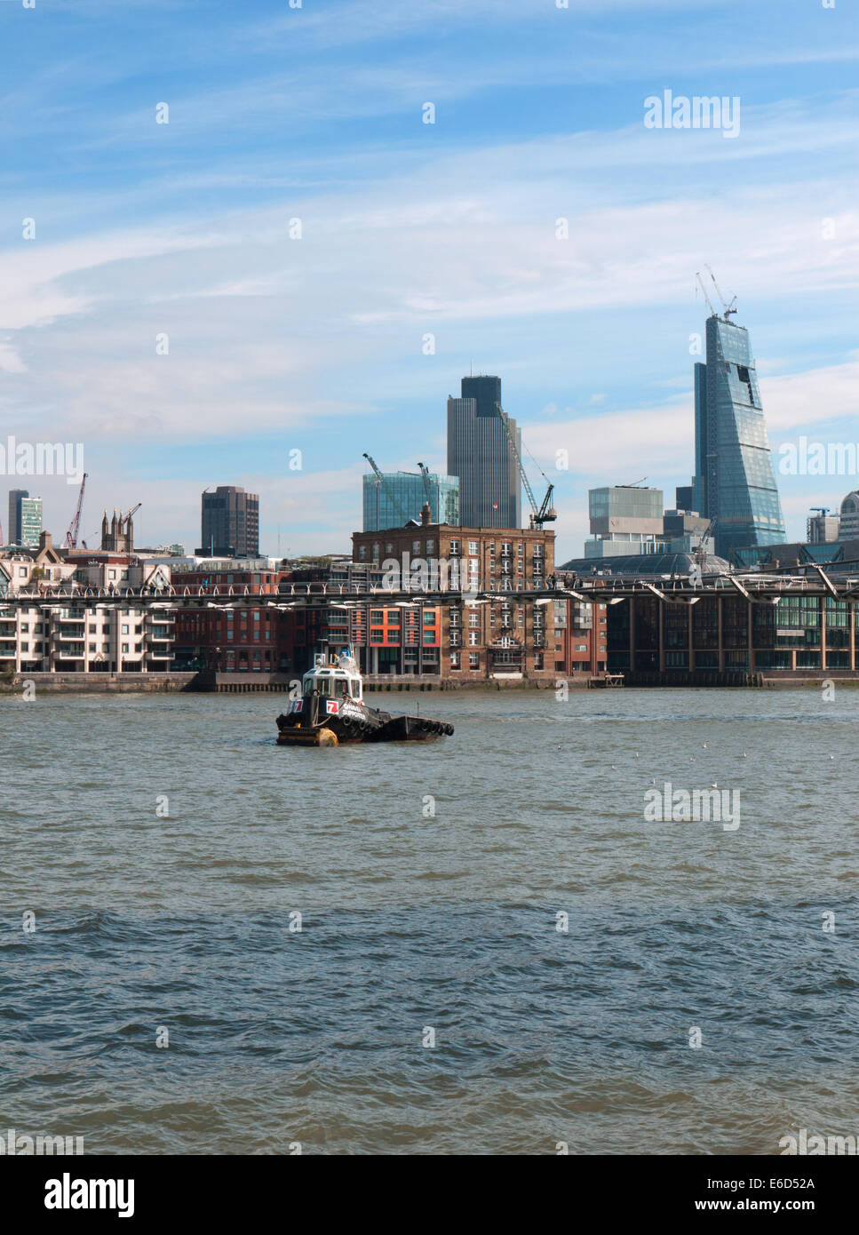 Blick auf die Themse mit modernen Gebäuden und Wolkenkratzern, London, UK Stockfoto