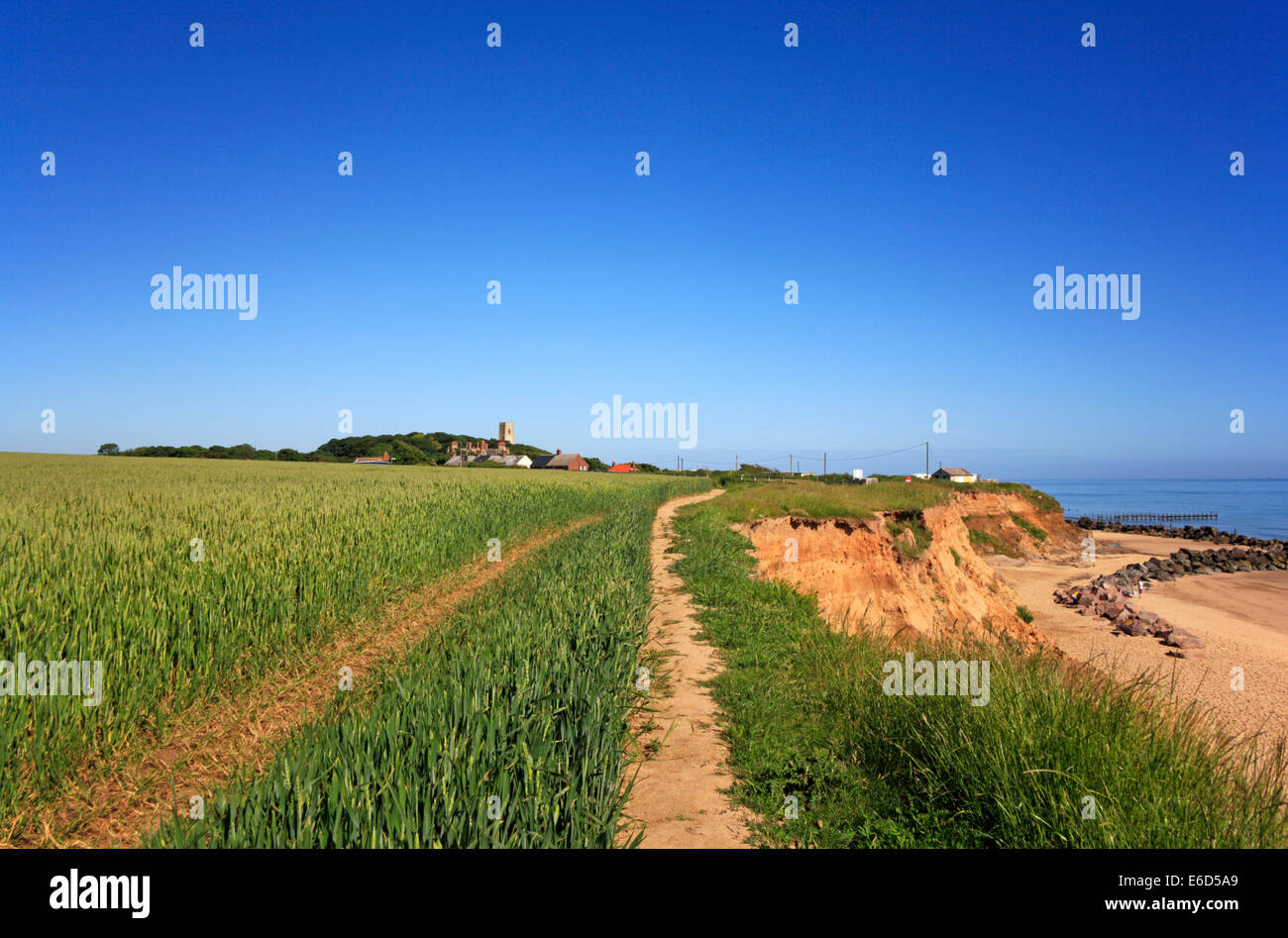 Ein Blick auf ein Top Felsenweg zwischen Warenkorb Gap und Happisburgh an der Ostküste von Norfolk, England, Vereinigtes Königreich. Stockfoto