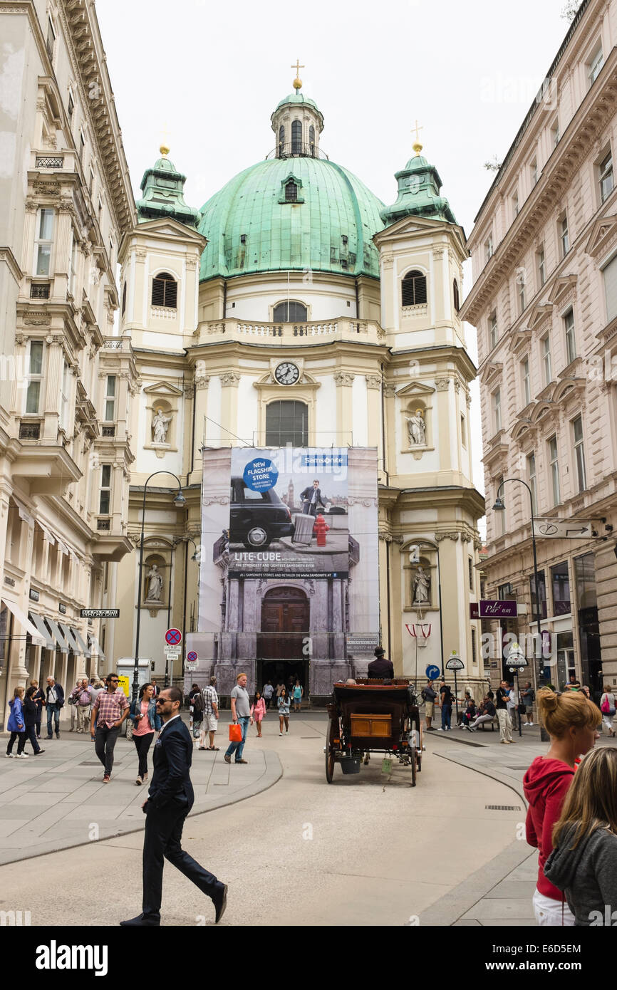 Peterskirche (Englisch: St.-Petri Kirche), Wien mit einem Ad-Poster über Eingang und ein Pferd Trainer Stockfoto