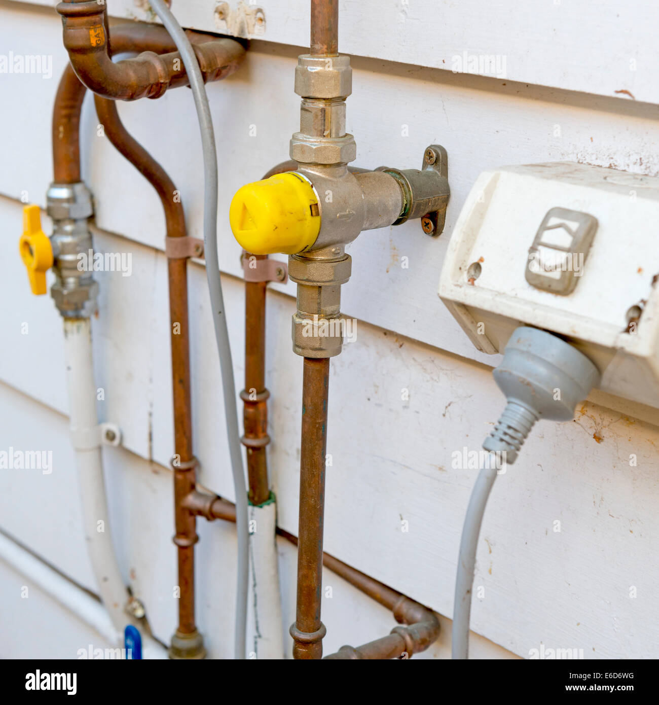 Verschiedenen Kupfer-Sanitär-Rohre und Outdoor-Steckdose Stockfoto