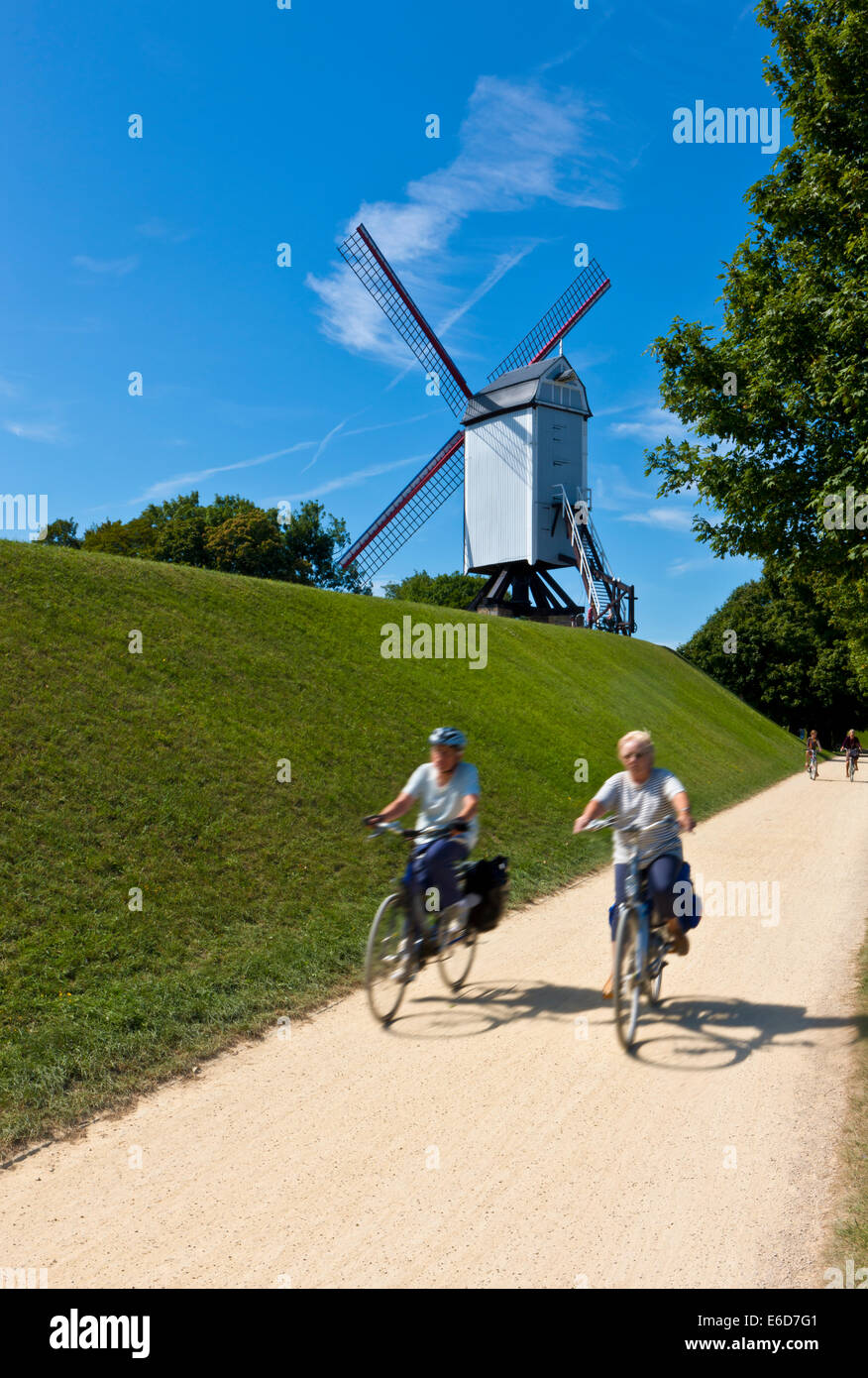 Belgien, Flandern, Westflandern, Brügge, alte Windmühle mit Verkehrsanlagen fahren im Vordergrund Stockfoto