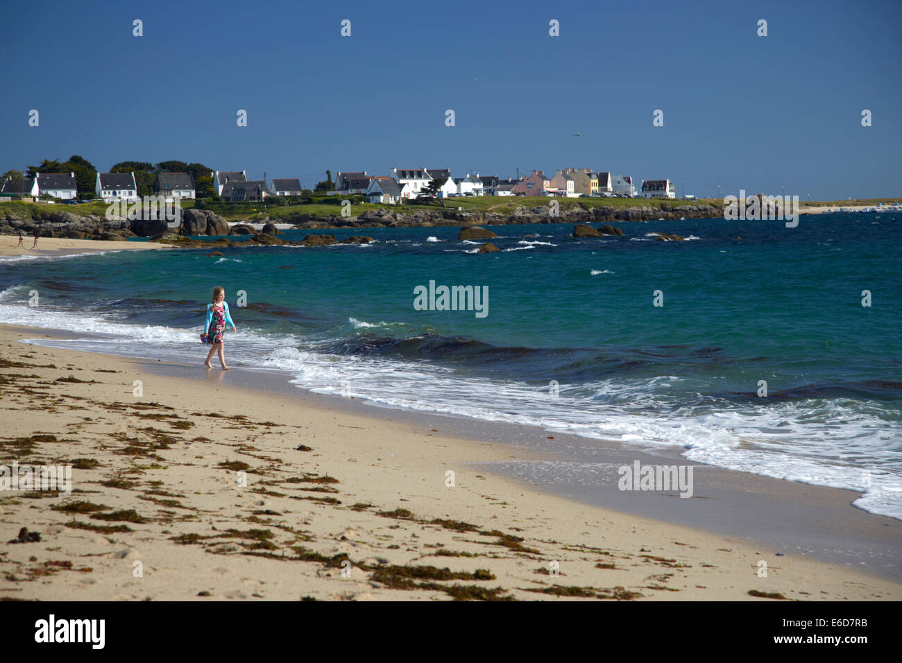 Frankreich, Bretagne, Finistere, ein Mädchen am Strand von Trevignon Stockfoto