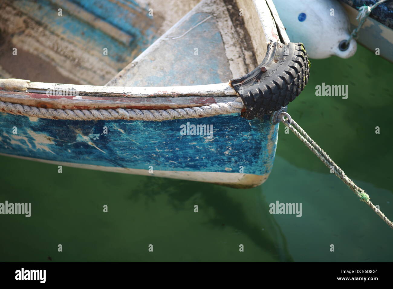 Der Bogen von einem kleinen Fischerboot vor Anker ich St Ives Hafen Cornwall Stockfoto