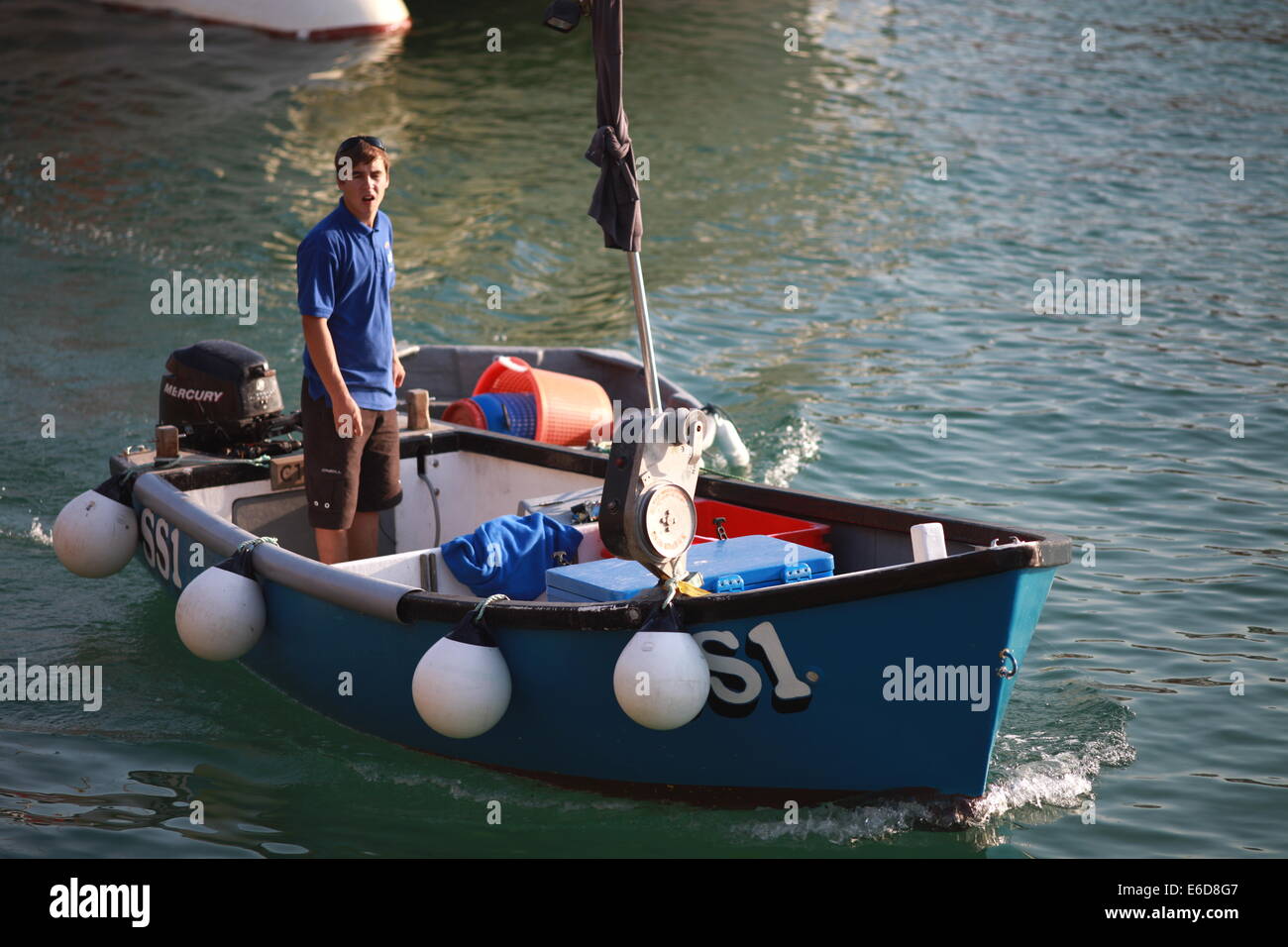 Ein kleines Fischerboot im Hafen von St. Ives Cornwall Stockfoto