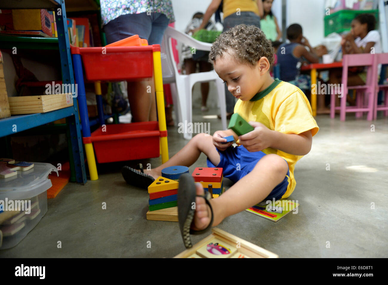 Brasilien, Rio De Janeiro, Duque De Caxias, kleine Boyplaying mit Holz Bausteine im kindergarten Stockfoto