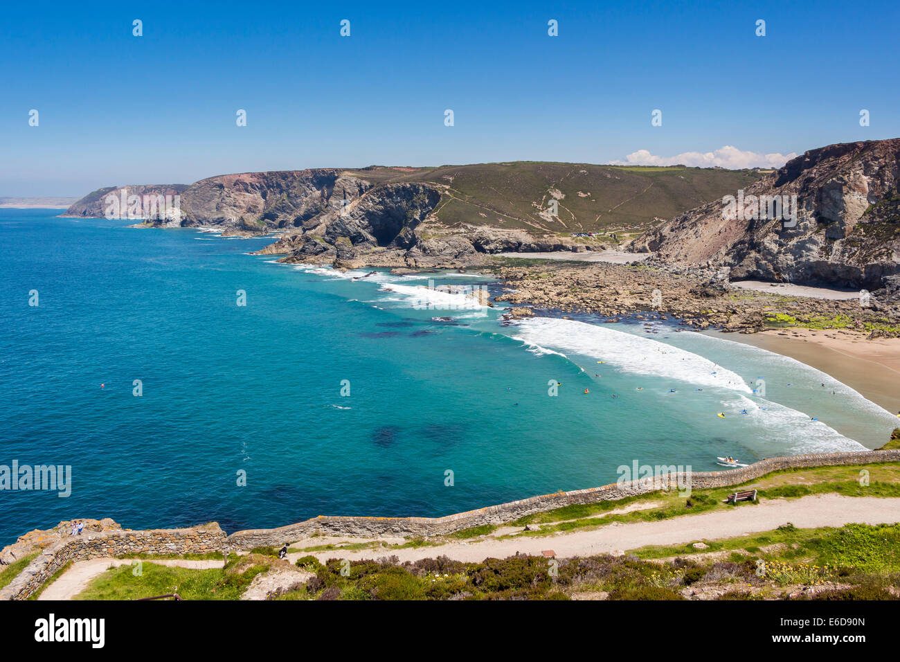 Mit Blick auf den Strand von Trevaunance Cove St Agnes Cornwall England UK Stockfoto