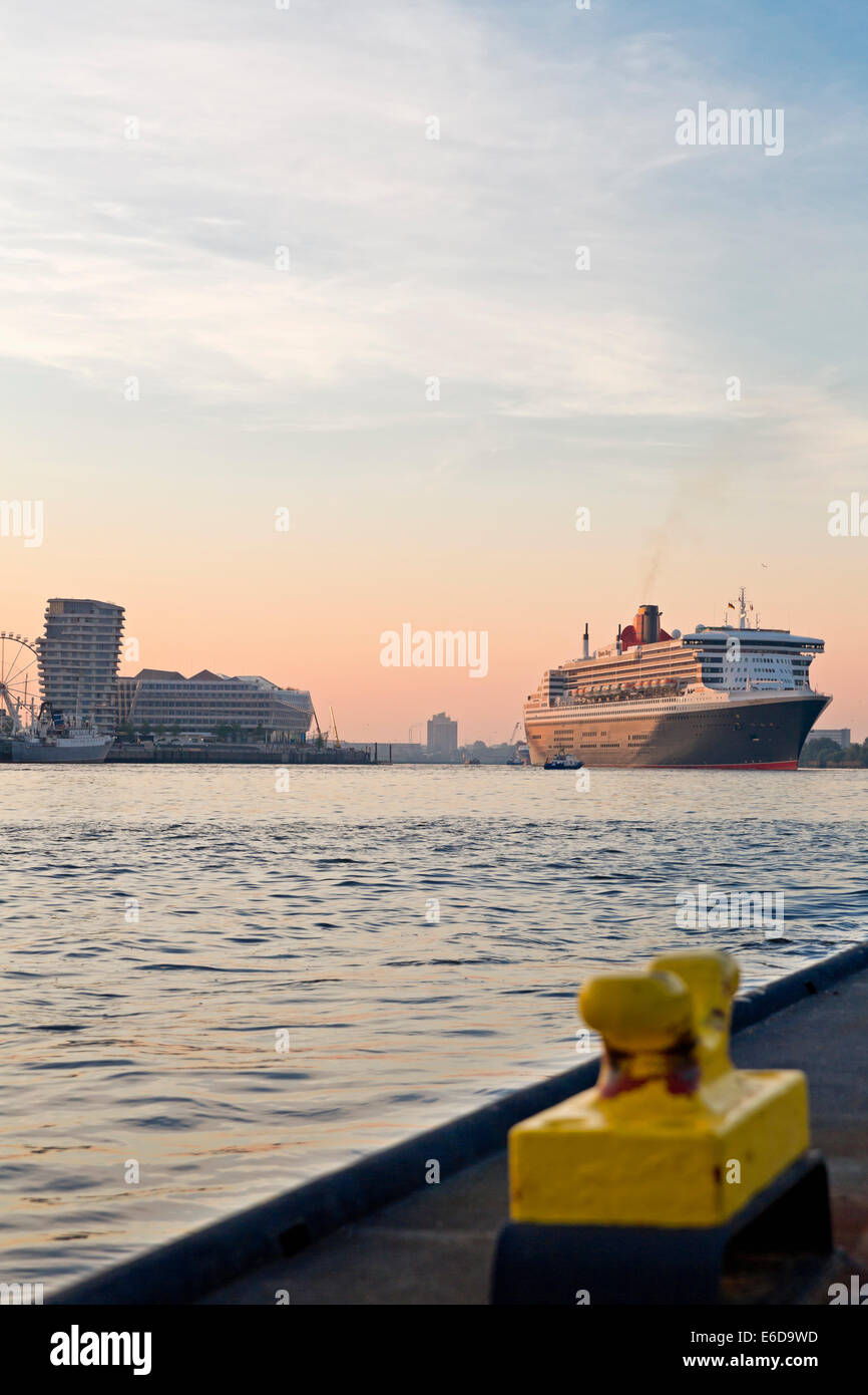 Deutschland, Hamburg, Kreuzfahrtschiff Queen Mary 2 am Terminal des Hamburg Cruise Center Stockfoto