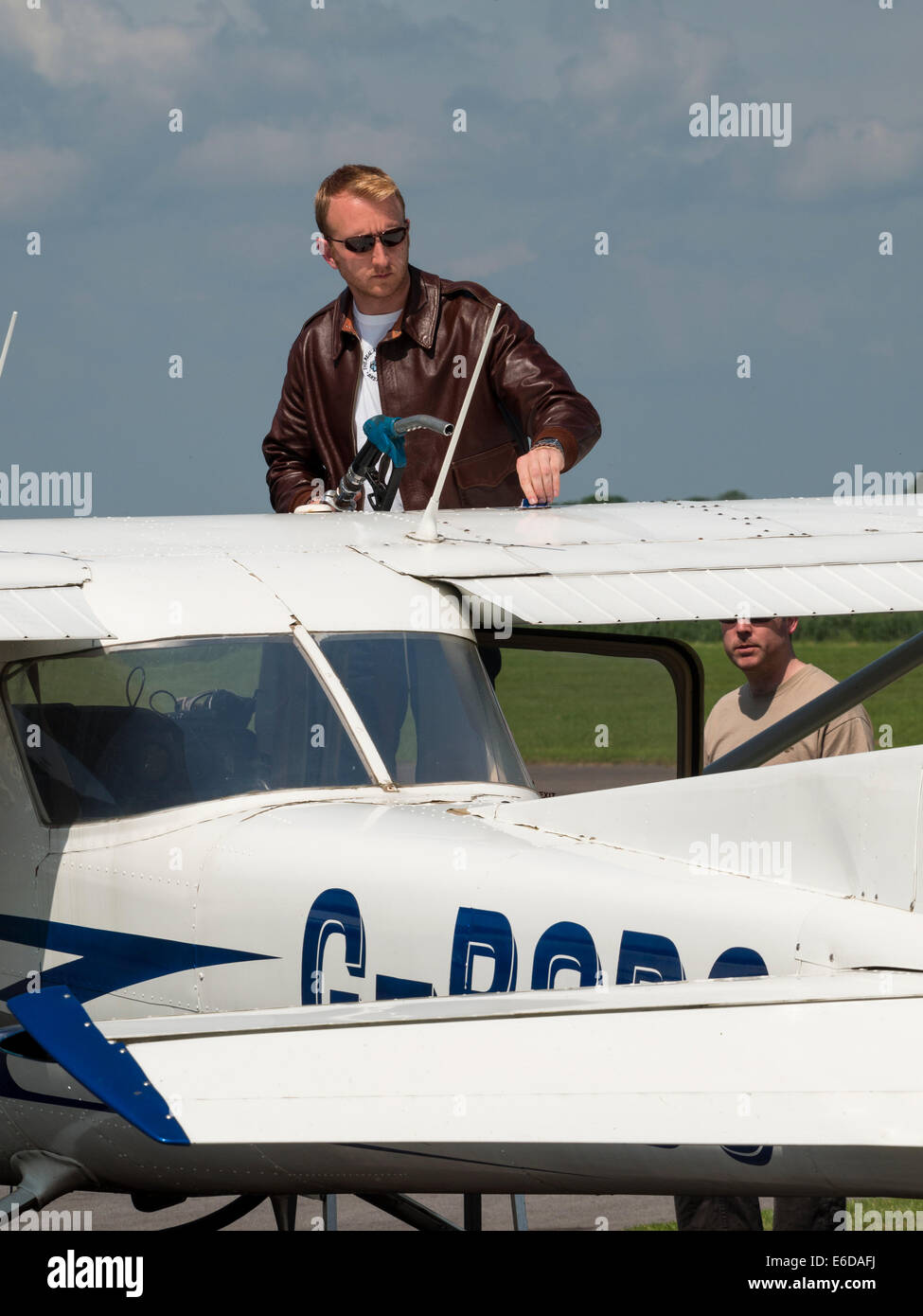 Betankung eine Cessna Trainingsflugzeug am Breighton Flugplatz, Yorkshire, Großbritannien Stockfoto