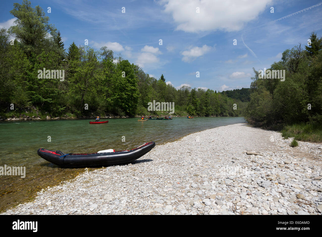 Deutschland, Bayern, rafting-Boot auf felsigen Strand am Ufer des Flusses Isar liegend Stockfoto